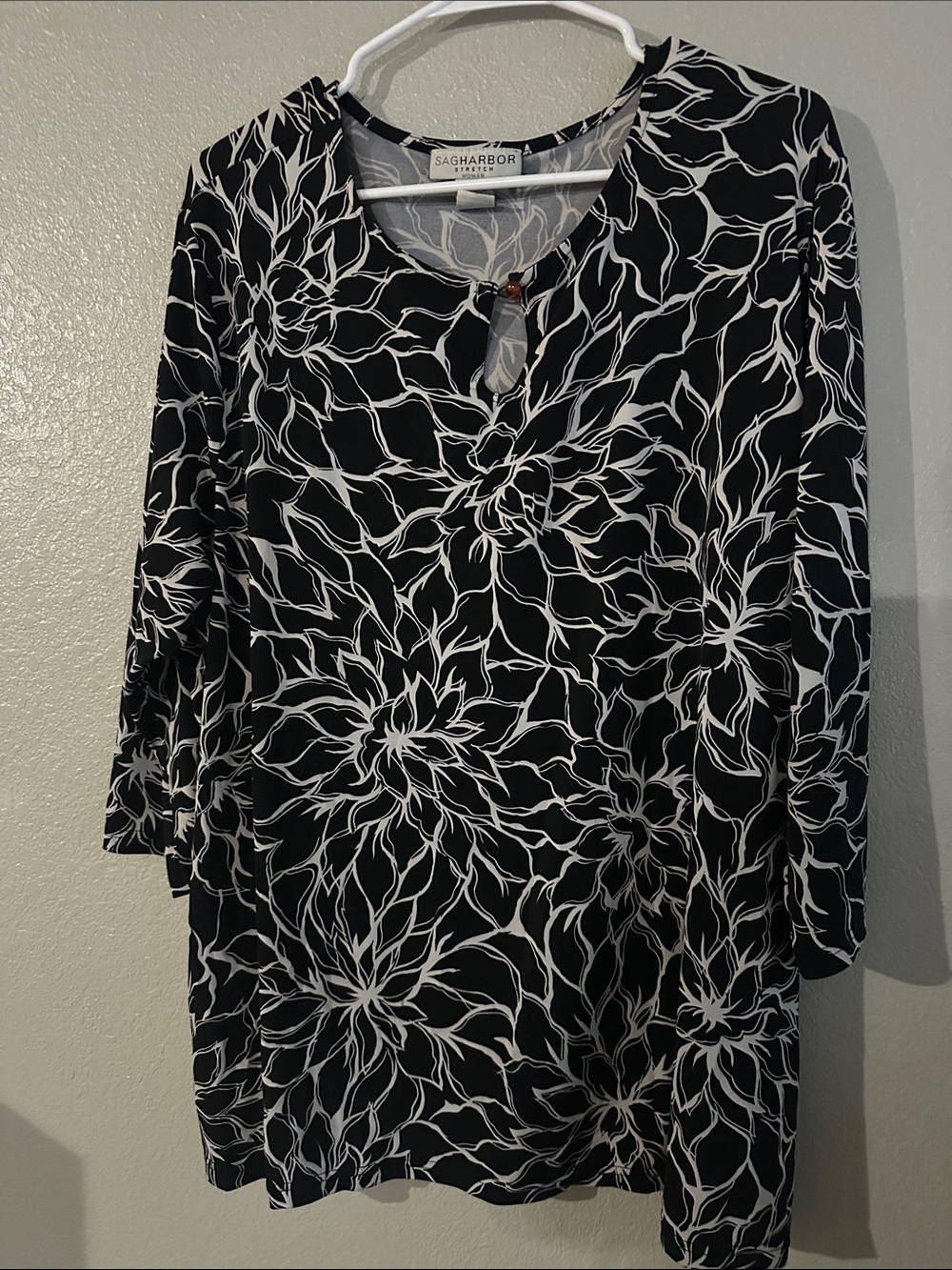 Sag Harbor Black and White Floral Keyhole Knit Top